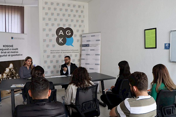 AGK-në e vizitojnë gazetarë shqiptarë e serbë, pjesë e programit “Media Fellowship” të Misionit të OSBE-së në Kosovë