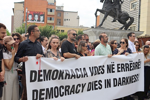 Gazetarët dhe shoqëria civile protestuan në mbrojtje të fjalës së lirë
